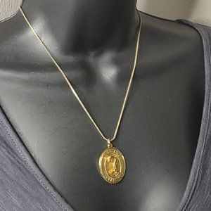 Vintage Avon Guess Who Loves You Gold Tone Pendant Necklace 17.5 Inches Long